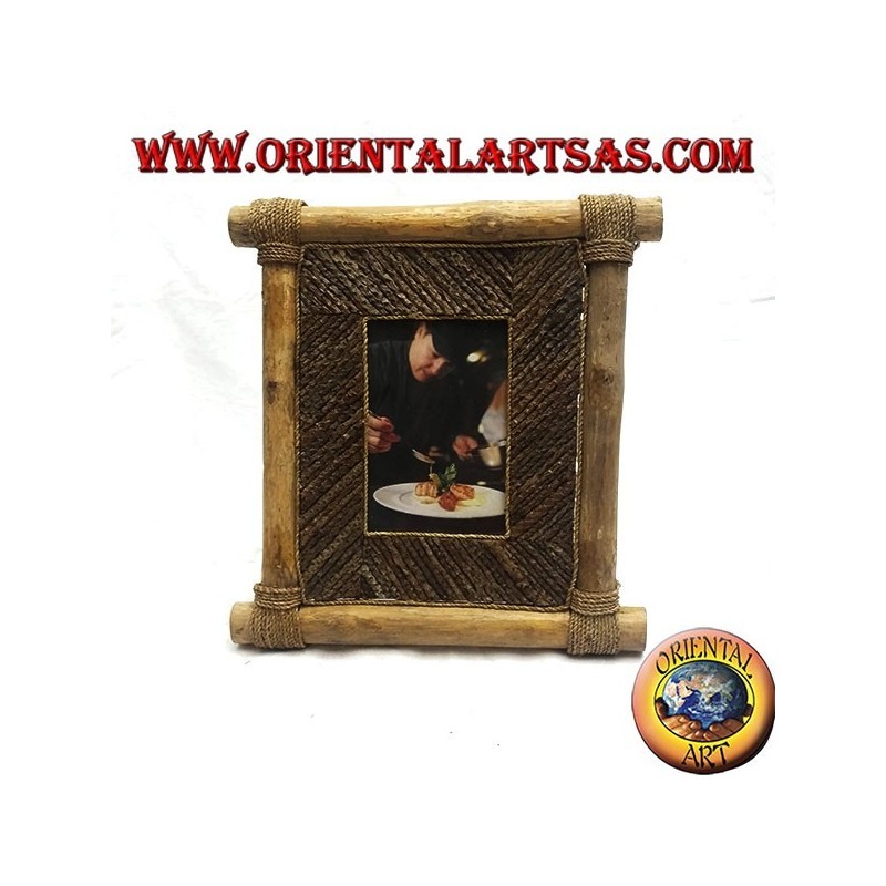 Marco de fotos vertical en madera de café y decoraciones en palitos de corteza de 29 x 28 cm.
