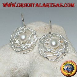 Boucles d'oreilles pendantes en argent avec perle d'eau douce blanche dans un tissage rond de fils de satin