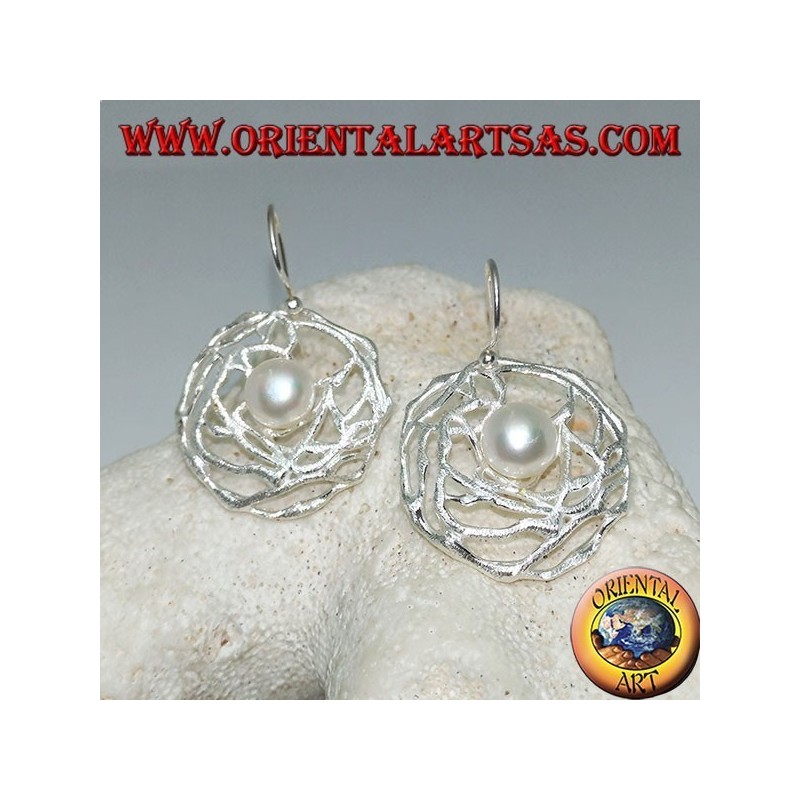 Boucles d'oreilles pendantes en argent avec perle d'eau douce blanche dans un tissage rond de fils de satin