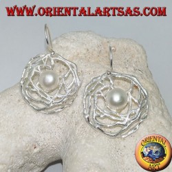 Boucles d'oreilles pendantes en argent avec perle d'eau douce blanche dans un tissage rond de fils de satin
