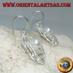 Boucles d'oreilles pendantes en argent avec perle d'eau douce blanche dans un tissage rond de fils de satin