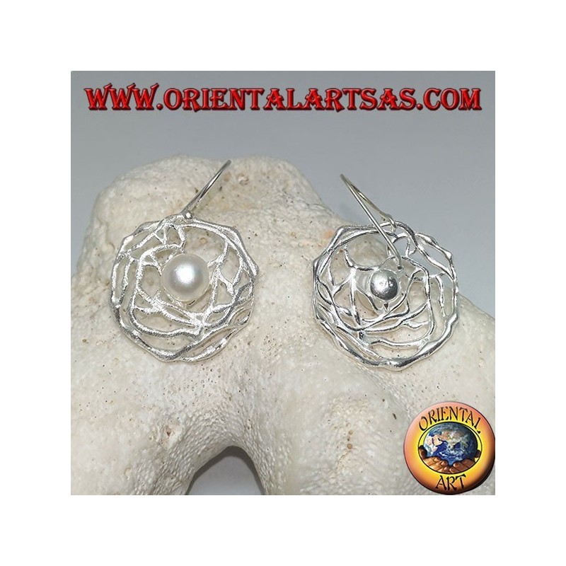 Boucles d'oreilles pendantes en argent avec perle d'eau douce blanche dans un tissage rond de fils de satin