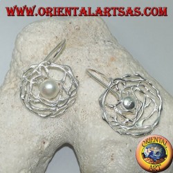 Pendientes colgantes de plata con perla blanca de agua dulce en un tejido redondo de hilos de raso