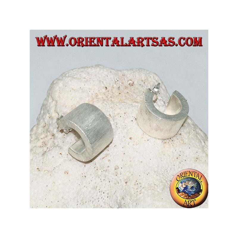 Boucles d'oreilles larges en argent carré avec finition satinée et fermoir papillon 15 mm