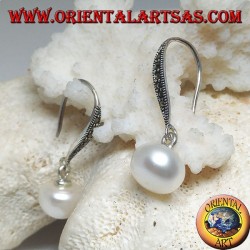 Pendientes de plata con perla blanca de agua dulce y gancho de marcasita