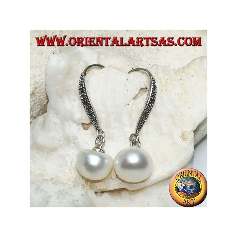 Orecchini in argento pendenti con perla bianca d'acqua dolce e gancio con marcassite