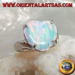 Bague en argent avec opale blanche striée en forme de cœur sertie de quatre et sertissage asymétrique