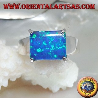 Anello in argento con opale blu rettangolare orizzontale incastonato a quattro
