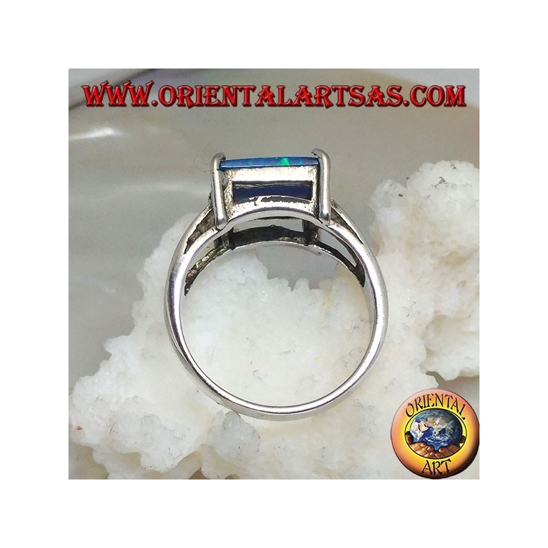 Anello in argento con opale blu rettangolare orizzontale incastonato