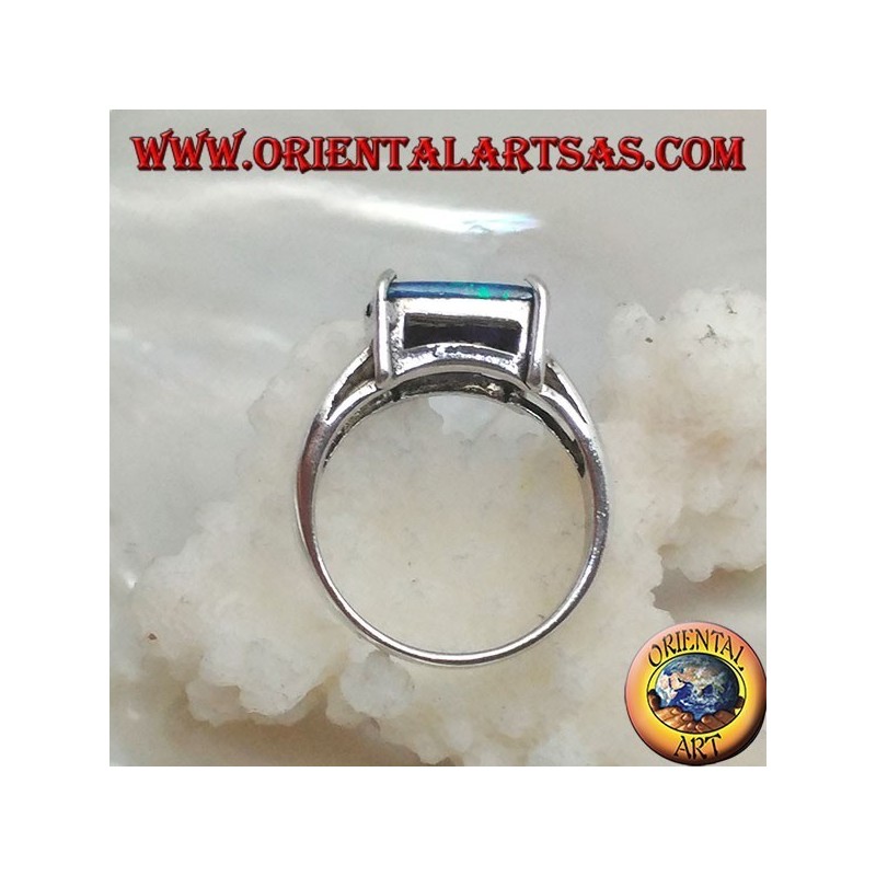 Anello in argento con opale blu rettangolare orizzontale incastonato