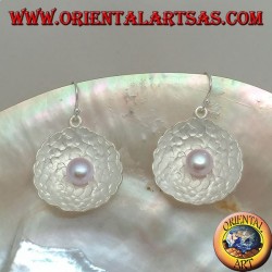 Pendientes de plata con perla rosa de agua dulce en la concha de satén redonda en el interior