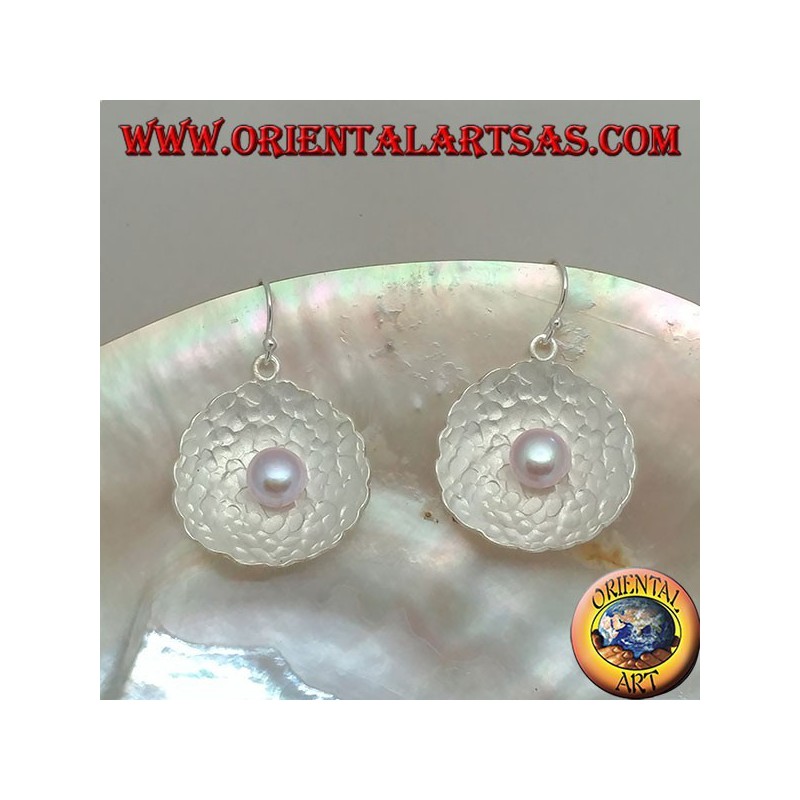 Orecchini in argento pendenti con perla rosa d'acqua dolce nella conchiglia tonda satinata all'interno 