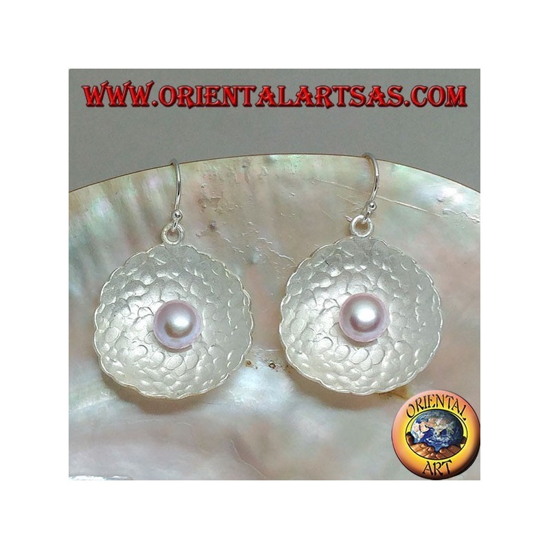Orecchini in argento pendenti con perla rosa d'acqua dolce nella conchiglia tonda satinata all'interno