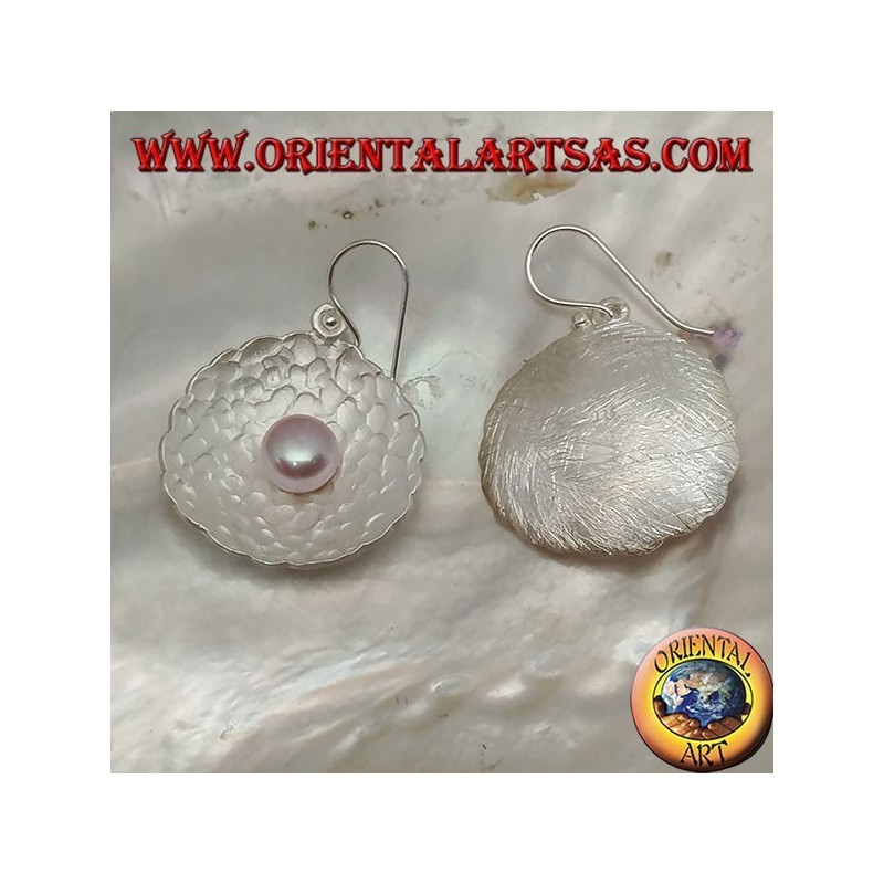 Orecchini in argento pendenti con perla rosa d'acqua dolce nella conchiglia tonda satinata all'interno