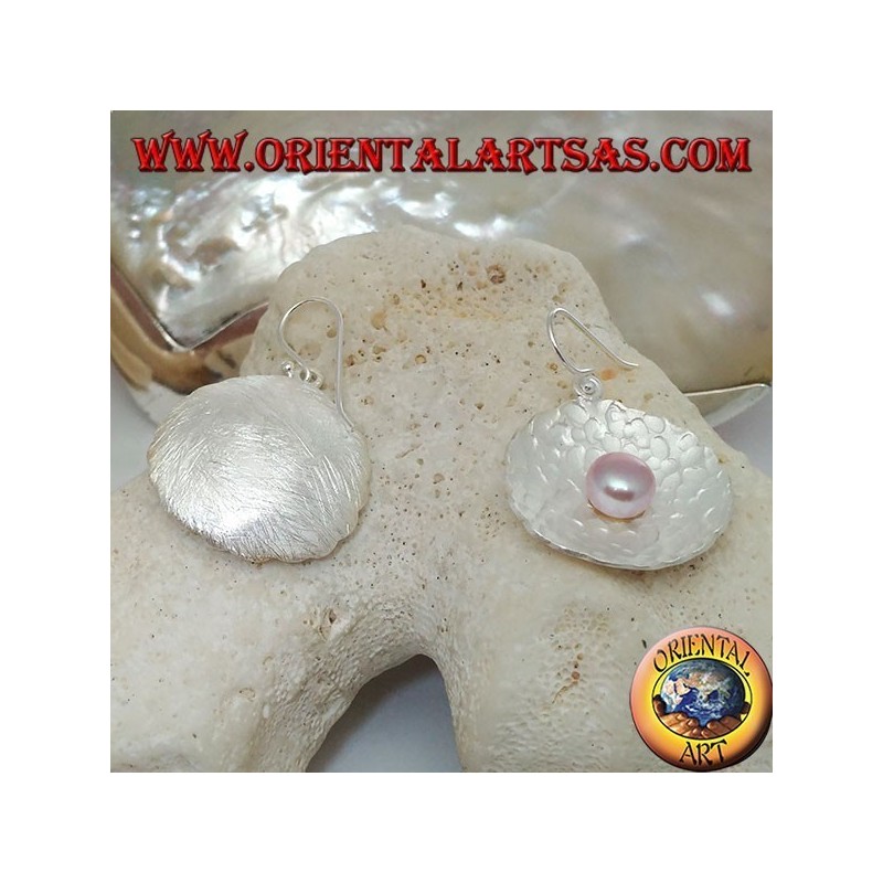 Orecchini in argento pendenti con perla rosa d'acqua dolce nella conchiglia tonda satinata all'interno