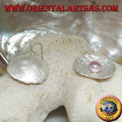 Pendientes de plata con perla rosa de agua dulce en la concha de satén redonda en el interior