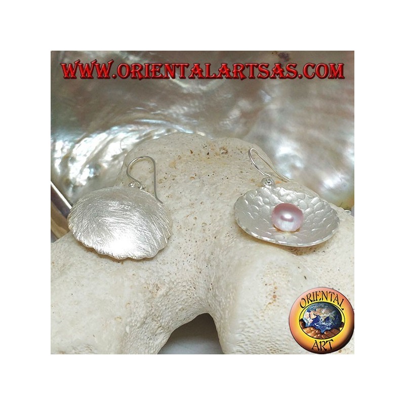 Boucles d'oreilles en argent avec perle d'eau douce rose dans la coquille ronde en satin à l'intérieur