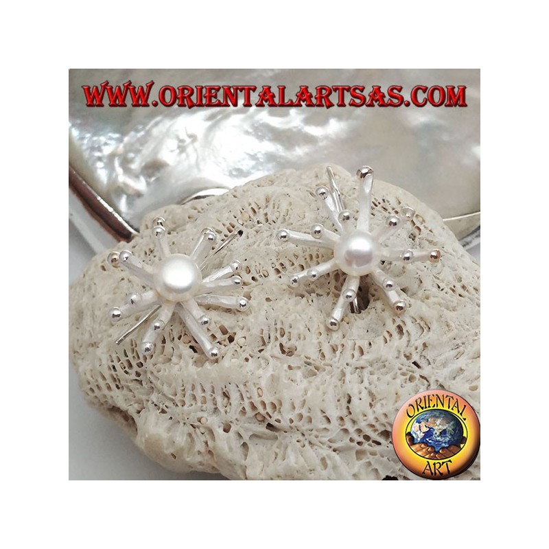 Pendientes de plata con forma de anémona de mar en acabado satinado con una perla blanca central de agua dulce