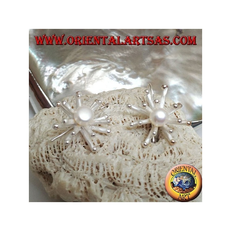 Orecchini in argento a forma di anemone di mare a lavorazione satinata con perla bianca d'acqua dolce centrale
