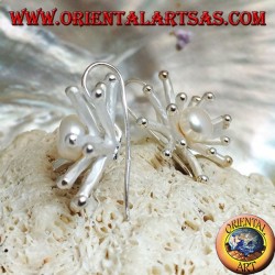 Boucles d'oreilles en argent en forme d'anémone de mer au fini satiné avec une perle d'eau douce blanche centrale