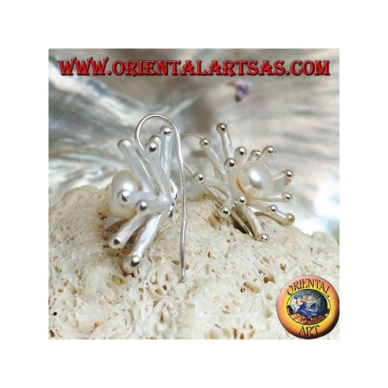 Orecchini in argento a forma di anemone di mare a lavorazione satinata con perla bianca d'acqua dolce centrale