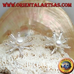 Silberne Ohrringe in Form einer Seeanemone in Satin-Finish mit einer zentralen weißen Süßwasserperle