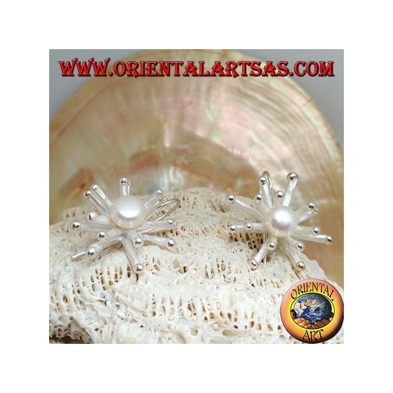 Orecchini in argento a forma di anemone di mare a lavorazione satinata con perla bianca d'acqua dolce centrale