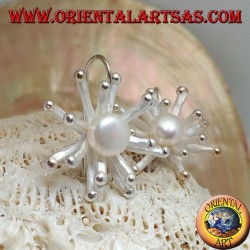 Silberne Ohrringe in Form einer Seeanemone in Satin-Finish mit einer zentralen weißen Süßwasserperle