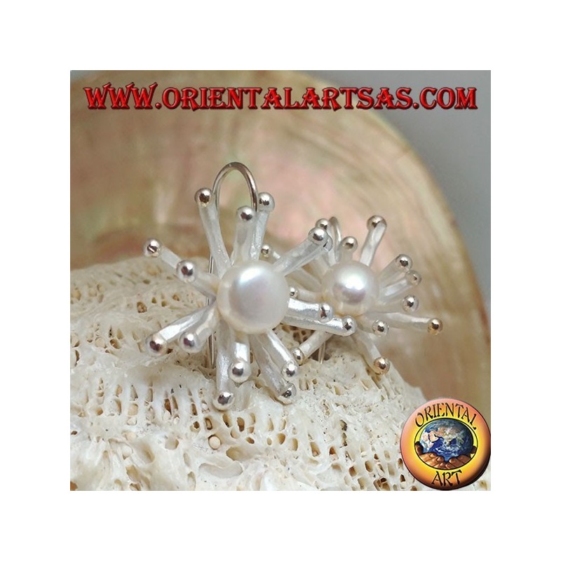 Silberne Ohrringe in Form einer Seeanemone in Satin-Finish mit einer zentralen weißen Süßwasserperle