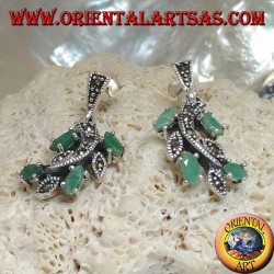 Conjunto de pendientes de plata con hojas tachonadas de marcasita y esmeraldas naturales.