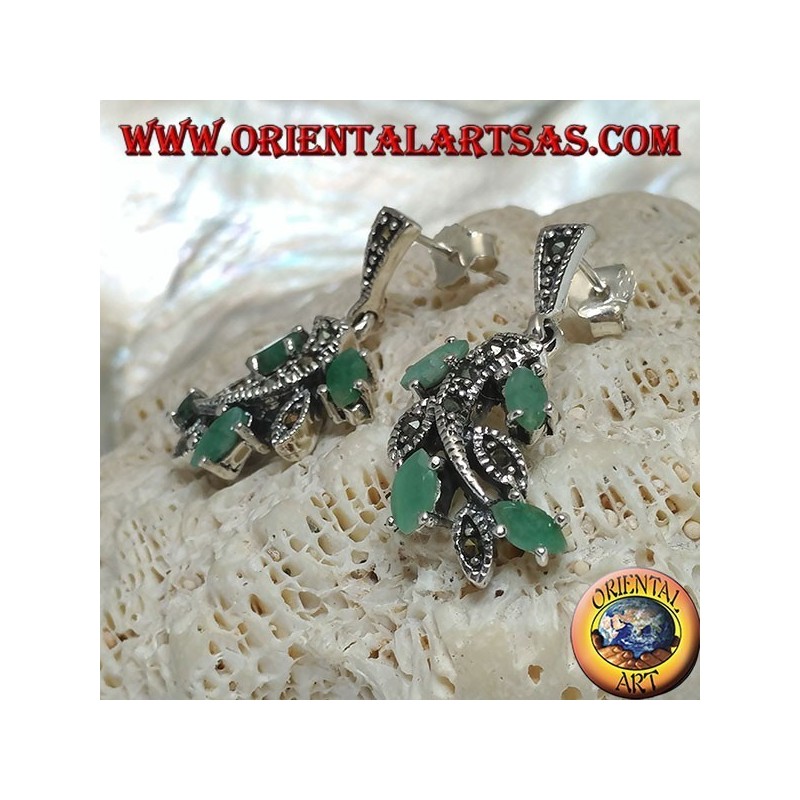 Conjunto de pendientes de plata con hojas tachonadas de marcasita y esmeraldas naturales.