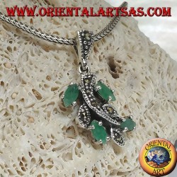 Pendentif branche en argent avec des feuilles cloutées de marcassite et un ensemble d'émeraudes de navette naturelles