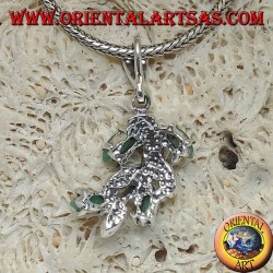 Colgante de plata en rama con hojas tachonadas de marcasita y esmeraldas naturales.