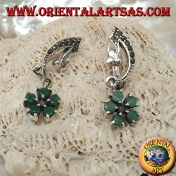 Orecchini in argento ad archetto in marcassite e fiore pendente a cinque petali di smeraldi naturali