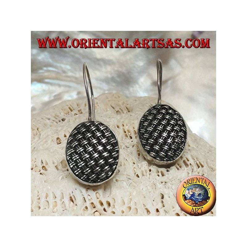Baumelnde silberne Ohrringe mit dicht gewebtem Oval