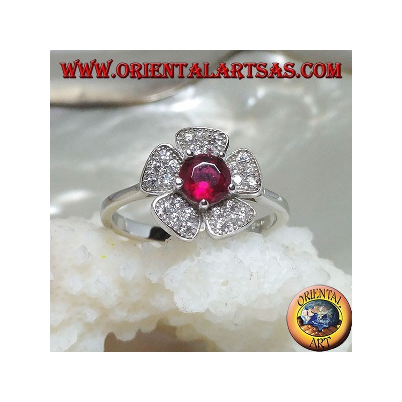 Anello in argento a forma di fiore di fragola selvatica con corolla di granato incastonato e petali di zirconi