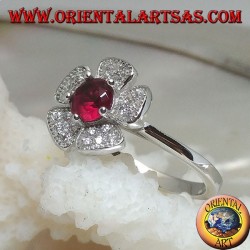 Anillo de plata con forma de flor de fresa silvestre con un conjunto de corola granate y pétalos de circonio