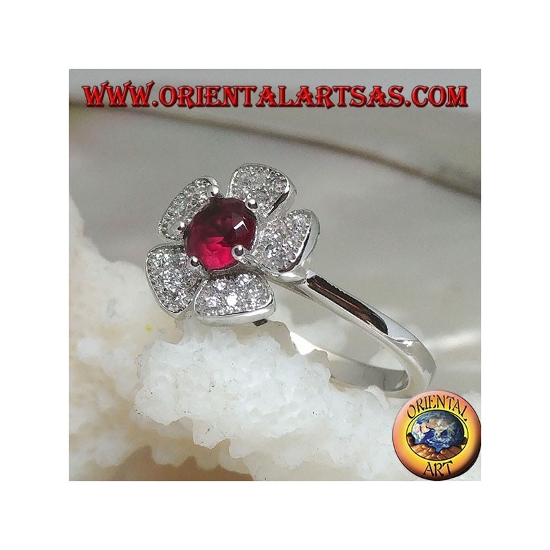 Bague en argent en forme de fleur de fraise des bois avec un ensemble de corolle grenat et des pétales de zircon