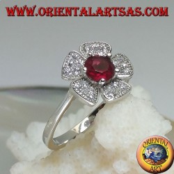 Bague en argent en forme de fleur de fraise des bois avec un ensemble de corolle grenat et des pétales de zircon