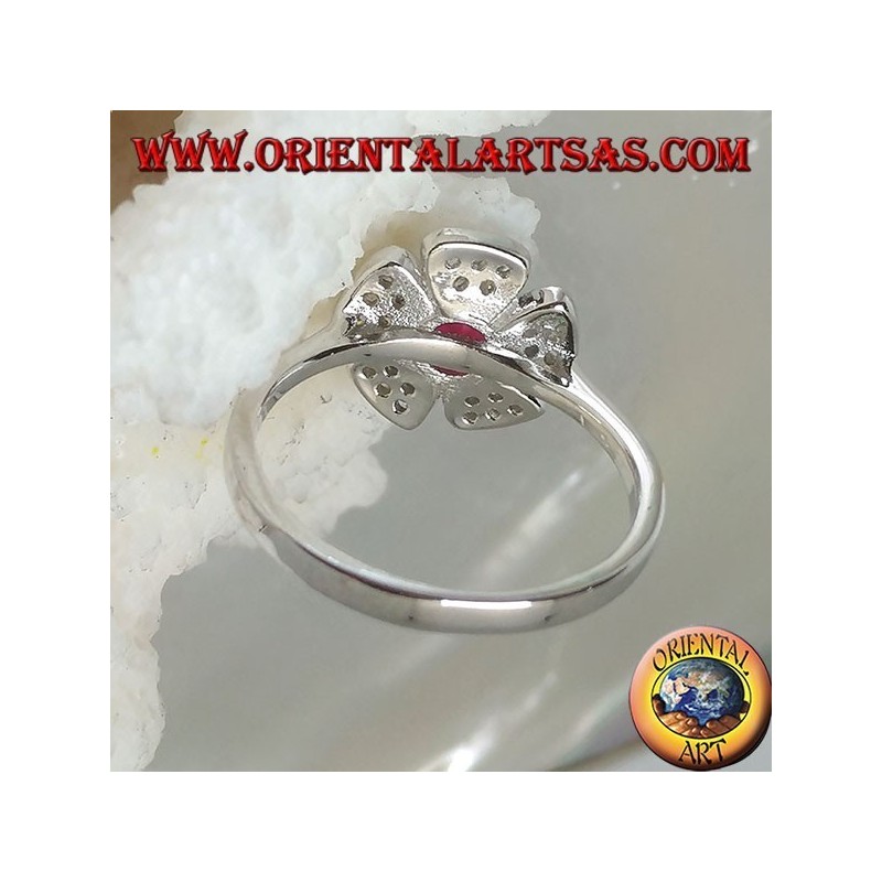 Anello in argento a forma di fiore di fragola selvatica con corolla di granato incastonato e petali di zirconi