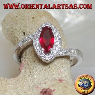 Anillo de plata con juego de granate lanzadera rodeado de circonitas y engaste asimétrico
