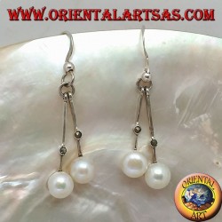 Silver earrings with hanging rod with a central marcasite and final freshwater white pearl