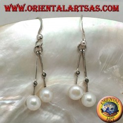 Orecchini in argento con asticella pendente con una marcasite centrale e perla bianca d'acqua dolce finale