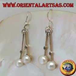 Orecchini in argento con asticella pendente con una marcasite centrale e perla bianca d'acqua dolce finale