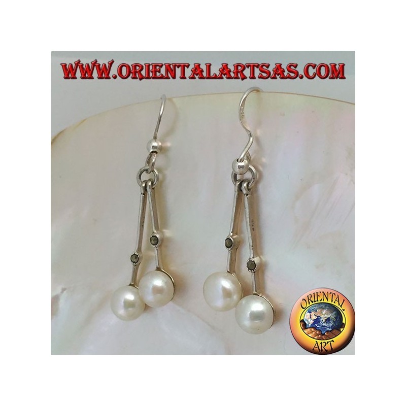 Orecchini in argento con asticella pendente con una marcasite centrale e perla bianca d'acqua dolce finale