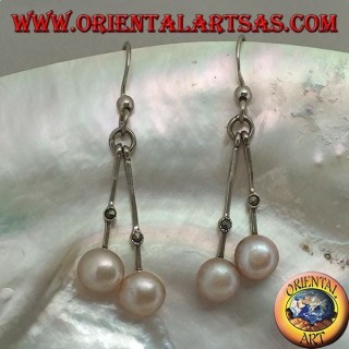 Boucles d'oreilles en argent avec tige suspendue avec une marcassite centrale et une dernière perle d'eau douce rose