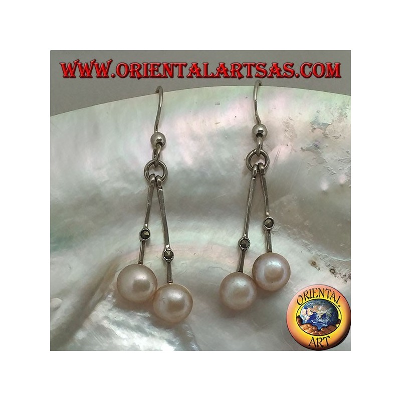 Orecchini in argento con asticella pendente con una marcasite centrale e perla rosa d'acqua dolce finale