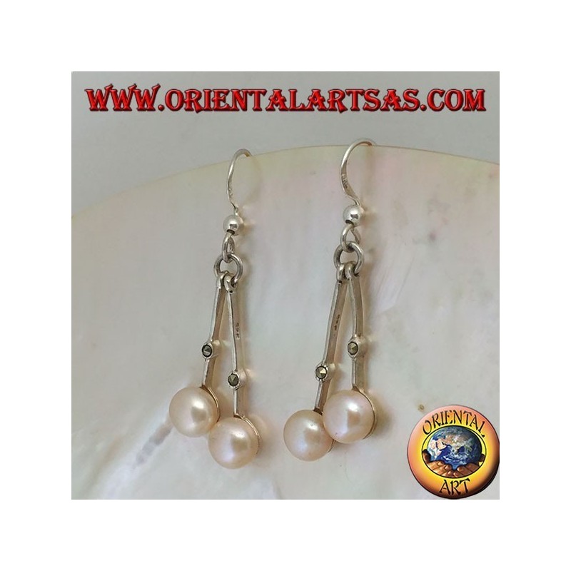 Orecchini in argento con asticella pendente con una marcasite centrale e perla rosa d'acqua dolce finale