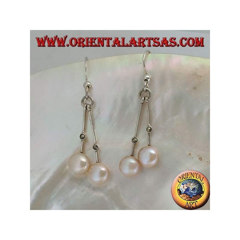 Orecchini in argento con asticella pendente con una marcasite centrale e perla rosa d'acqua dolce finale