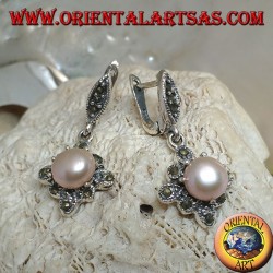 Pendientes de plata con perlas de agua dulce engastadas en un rombo cuadrado de marcasita